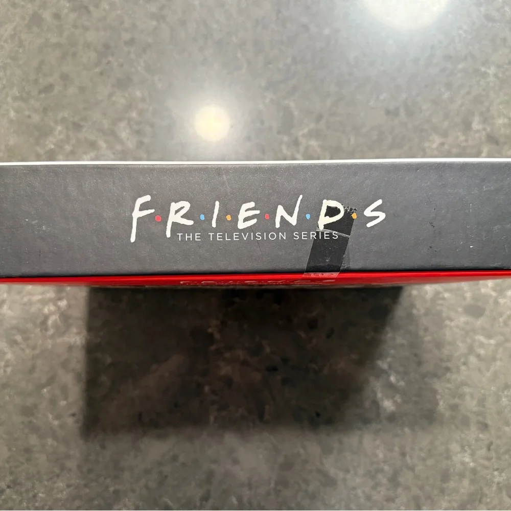FRIENDS 1000 piece Collage Puzzle NIB - Picture 4 of 4